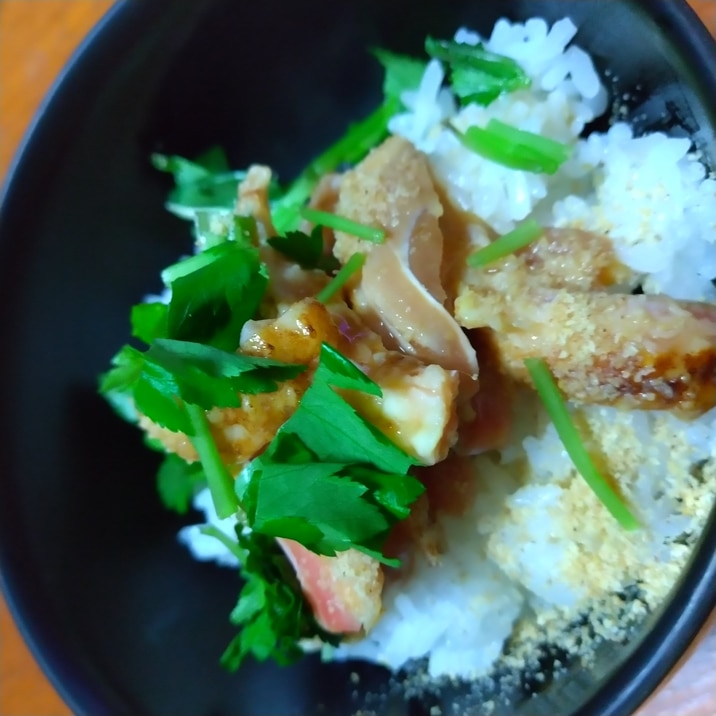 前日に作り置きで、鶏刺しの生姜醤油漬け丼